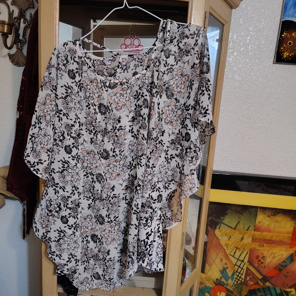 Universal Thread Floral Women's Blouse - Black and Cream